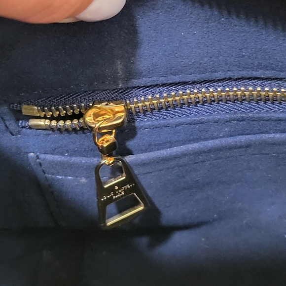 LOUIS VUITTON CARRYALL PM - Picture 9 of 17